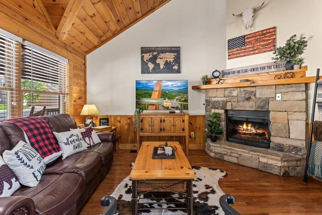 Cozy Cabin In The Smokies!!! Fully Furnished And Complete With Community Indoor And Outdoor Pools And Spas, Game And Fitness Rooms As Well As A Private Hot Tub Pigeon Forge Ngoại thất bức ảnh