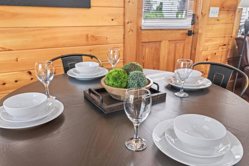 Cozy Cabin In The Smokies!!! Fully Furnished And Complete With Community Indoor And Outdoor Pools And Spas, Game And Fitness Rooms As Well As A Private Hot Tub Pigeon Forge Ngoại thất bức ảnh