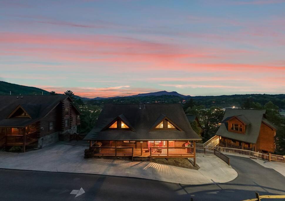 Cozy Cabin In The Smokies!!! Fully Furnished And Complete With Community Indoor And Outdoor Pools And Spas, Game And Fitness Rooms As Well As A Private Hot Tub Pigeon Forge Ngoại thất bức ảnh
