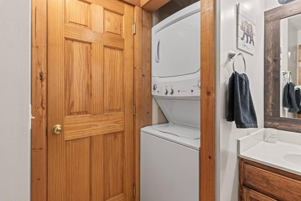 Cozy Cabin In The Smokies!!! Fully Furnished And Complete With Community Indoor And Outdoor Pools And Spas, Game And Fitness Rooms As Well As A Private Hot Tub Pigeon Forge Ngoại thất bức ảnh
