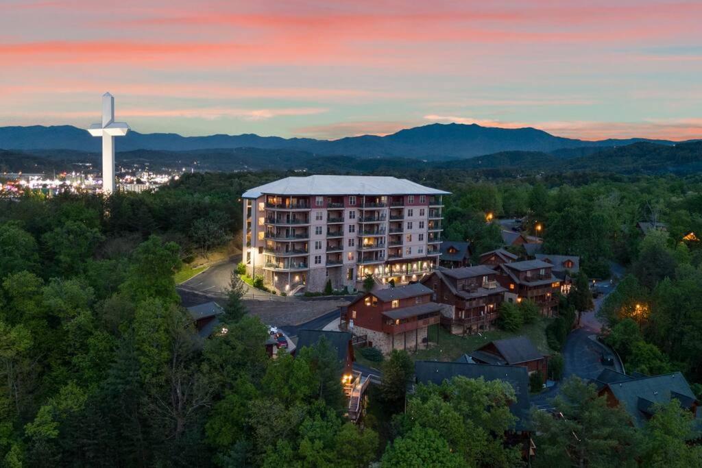 Cozy Cabin In The Smokies!!! Fully Furnished And Complete With Community Indoor And Outdoor Pools And Spas, Game And Fitness Rooms As Well As A Private Hot Tub Pigeon Forge Ngoại thất bức ảnh