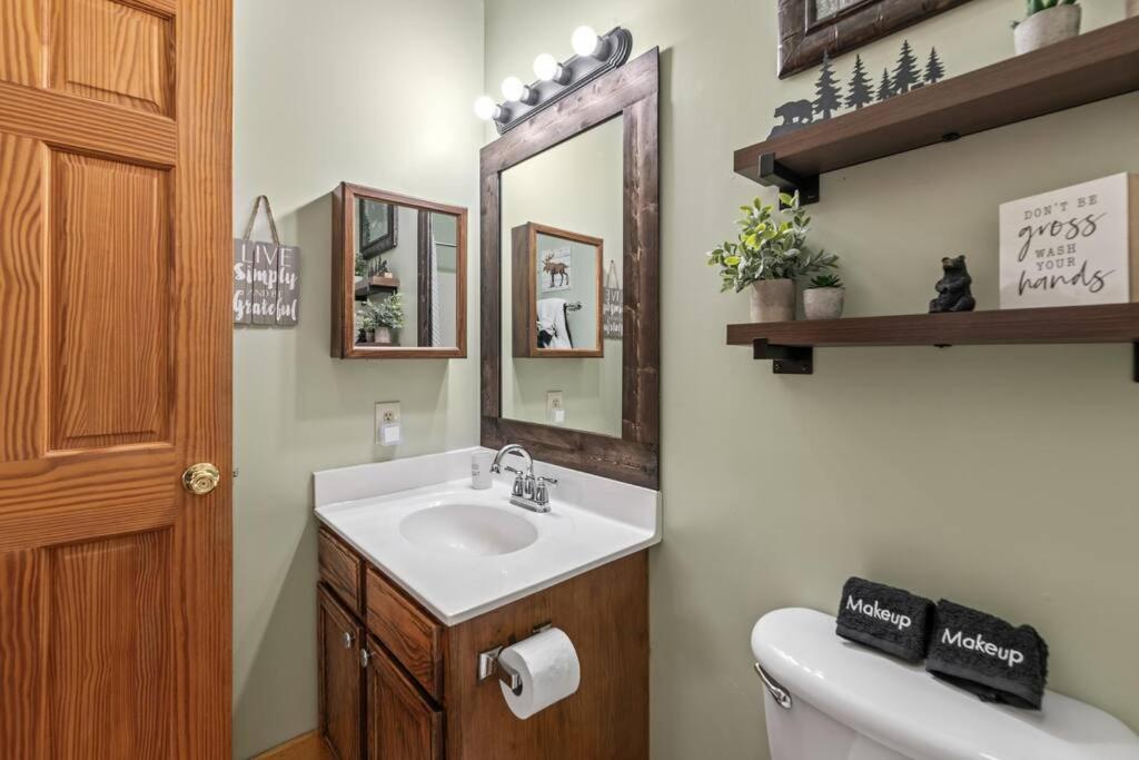 Cozy Cabin In The Smokies!!! Fully Furnished And Complete With Community Indoor And Outdoor Pools And Spas, Game And Fitness Rooms As Well As A Private Hot Tub Pigeon Forge Ngoại thất bức ảnh