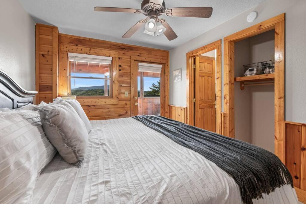 Cozy Cabin In The Smokies!!! Fully Furnished And Complete With Community Indoor And Outdoor Pools And Spas, Game And Fitness Rooms As Well As A Private Hot Tub Pigeon Forge Ngoại thất bức ảnh