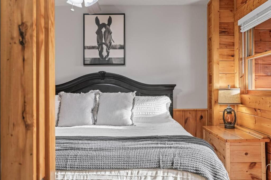 Cozy Cabin In The Smokies!!! Fully Furnished And Complete With Community Indoor And Outdoor Pools And Spas, Game And Fitness Rooms As Well As A Private Hot Tub Pigeon Forge Ngoại thất bức ảnh