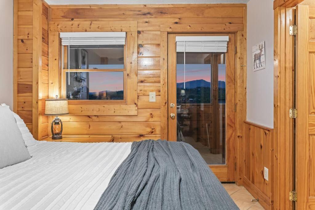 Cozy Cabin In The Smokies!!! Fully Furnished And Complete With Community Indoor And Outdoor Pools And Spas, Game And Fitness Rooms As Well As A Private Hot Tub Pigeon Forge Ngoại thất bức ảnh
