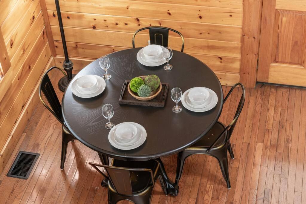 Cozy Cabin In The Smokies!!! Fully Furnished And Complete With Community Indoor And Outdoor Pools And Spas, Game And Fitness Rooms As Well As A Private Hot Tub Pigeon Forge Ngoại thất bức ảnh