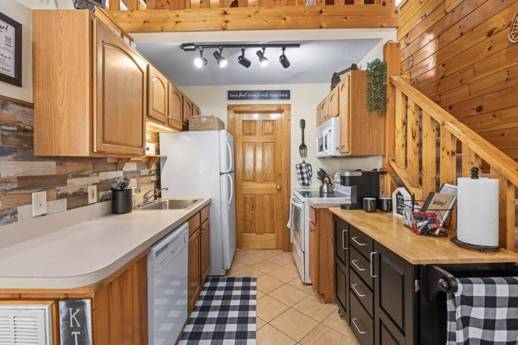 Cozy Cabin In The Smokies!!! Fully Furnished And Complete With Community Indoor And Outdoor Pools And Spas, Game And Fitness Rooms As Well As A Private Hot Tub Pigeon Forge Ngoại thất bức ảnh