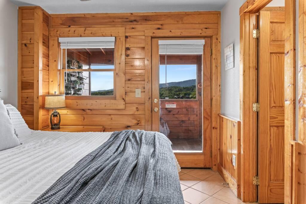 Cozy Cabin In The Smokies!!! Fully Furnished And Complete With Community Indoor And Outdoor Pools And Spas, Game And Fitness Rooms As Well As A Private Hot Tub Pigeon Forge Ngoại thất bức ảnh