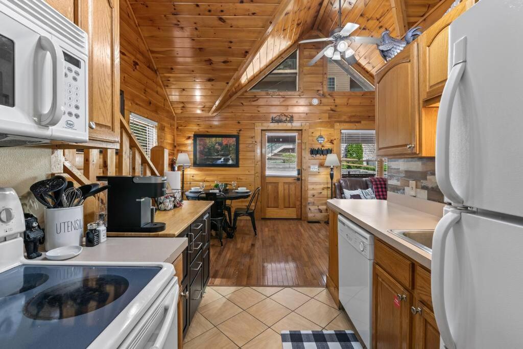Cozy Cabin In The Smokies!!! Fully Furnished And Complete With Community Indoor And Outdoor Pools And Spas, Game And Fitness Rooms As Well As A Private Hot Tub Pigeon Forge Ngoại thất bức ảnh