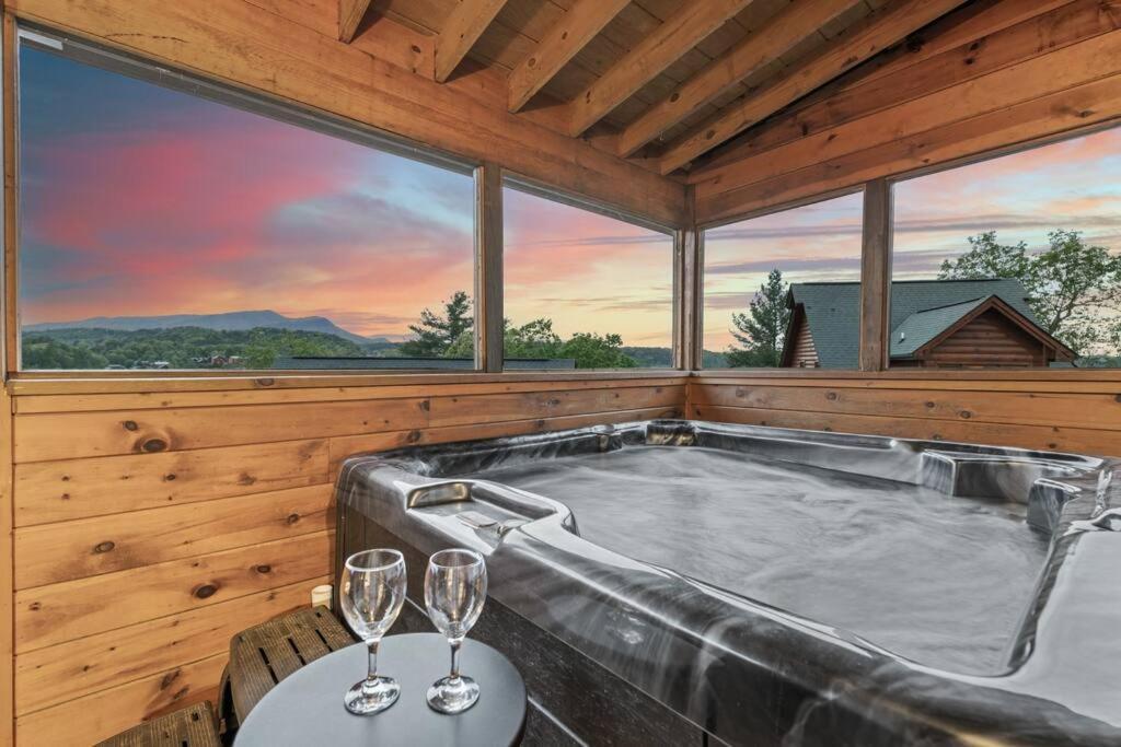Cozy Cabin In The Smokies!!! Fully Furnished And Complete With Community Indoor And Outdoor Pools And Spas, Game And Fitness Rooms As Well As A Private Hot Tub Pigeon Forge Ngoại thất bức ảnh