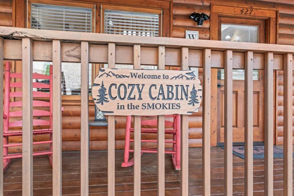 Cozy Cabin In The Smokies!!! Fully Furnished And Complete With Community Indoor And Outdoor Pools And Spas, Game And Fitness Rooms As Well As A Private Hot Tub Pigeon Forge Ngoại thất bức ảnh