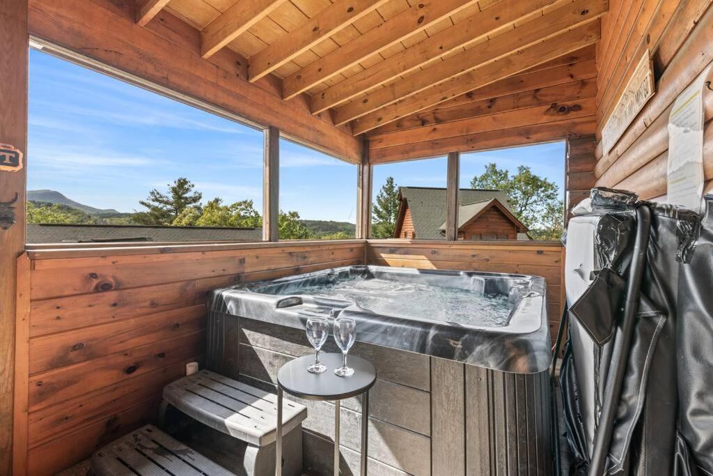 Cozy Cabin In The Smokies!!! Fully Furnished And Complete With Community Indoor And Outdoor Pools And Spas, Game And Fitness Rooms As Well As A Private Hot Tub Pigeon Forge Ngoại thất bức ảnh
