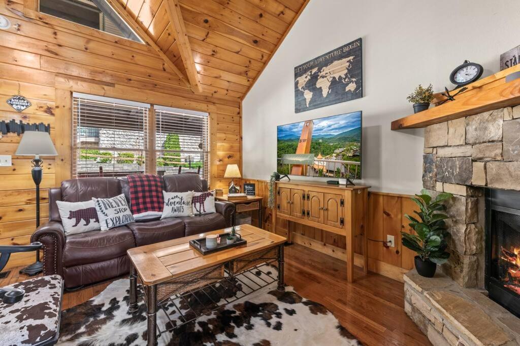 Cozy Cabin In The Smokies!!! Fully Furnished And Complete With Community Indoor And Outdoor Pools And Spas, Game And Fitness Rooms As Well As A Private Hot Tub Pigeon Forge Ngoại thất bức ảnh